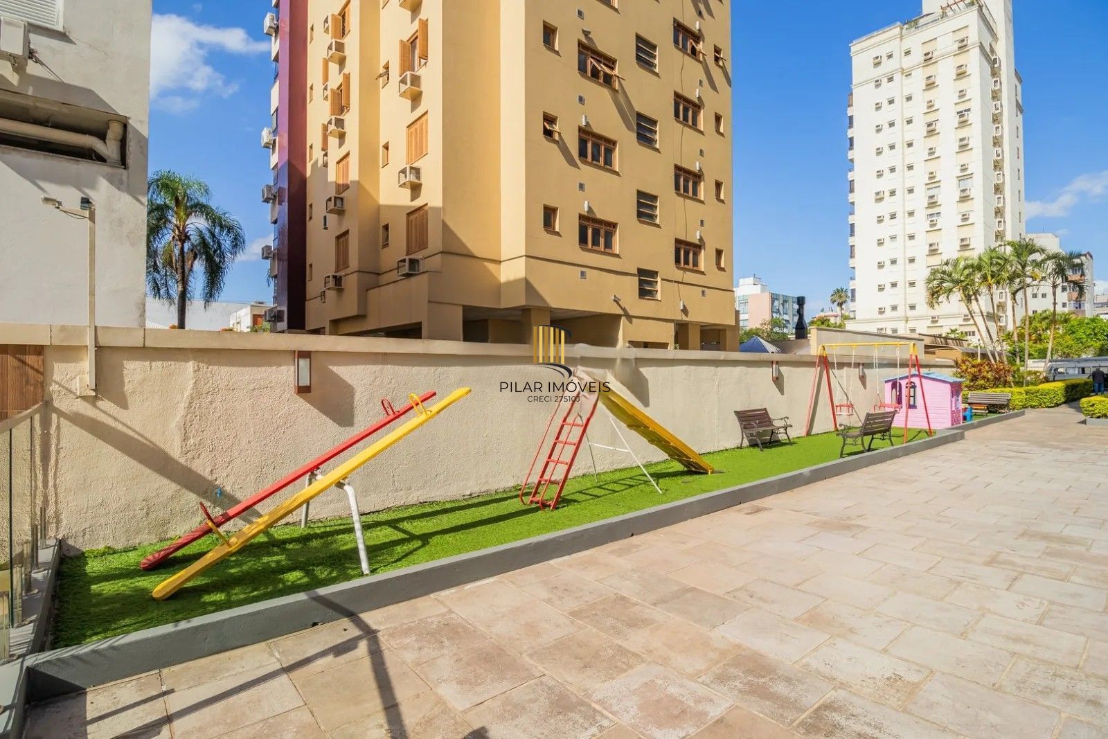 Belíssima cobertura duplex, com 262m2, com 3 dormitórios no coração do bairro Menino Deus.