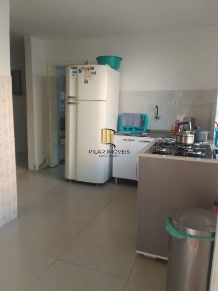 Casa em Porto Alegre, no bairro Guarujá, com 2 dormitório(s), e 2 banheiros, à v