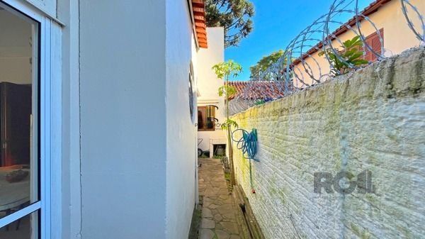 Casa em Porto Alegre, no bairro Nonoai, com 4 dormitório(s), à venda.