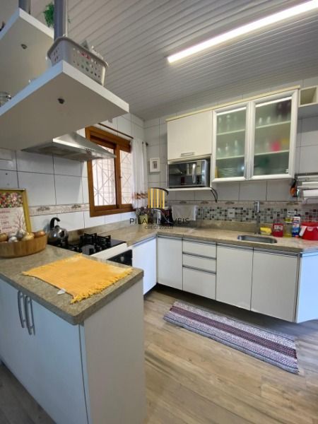 Casa em Porto Alegre, no bairro Hípica, com 2 dormitório(s), e 2 banheiros, à ve