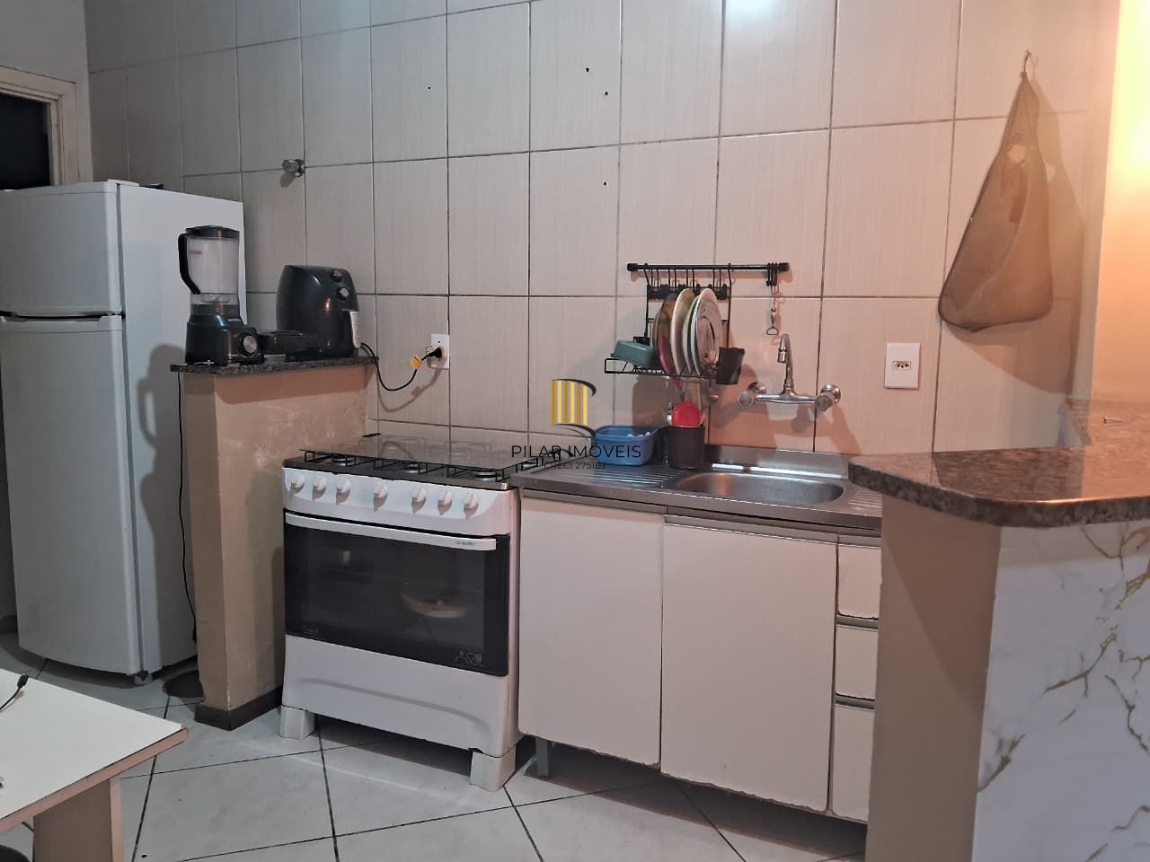 Casa com 2 dormitórios com pátio e edícula.