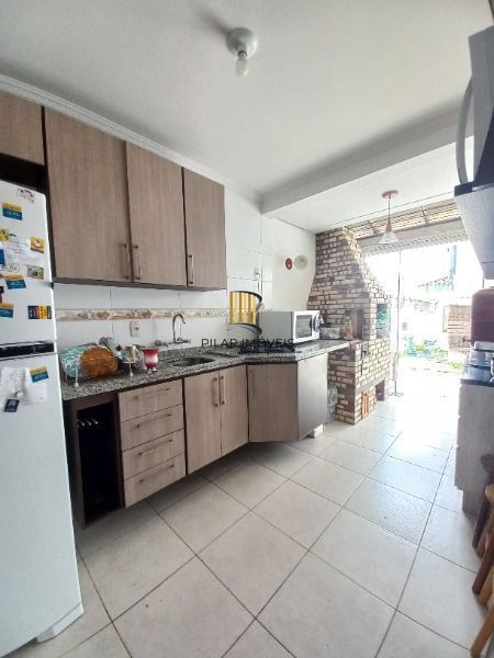 Casa em Porto Alegre, no bairro Guarujá, com 2 dormitório(s), e 2 banheiros, à v