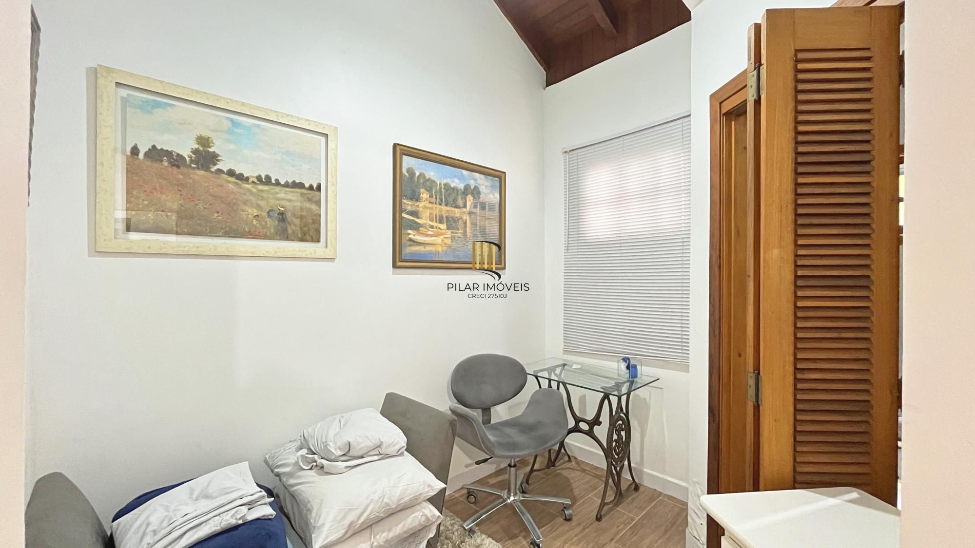 Casa 3D com 2 suítes e piscina.