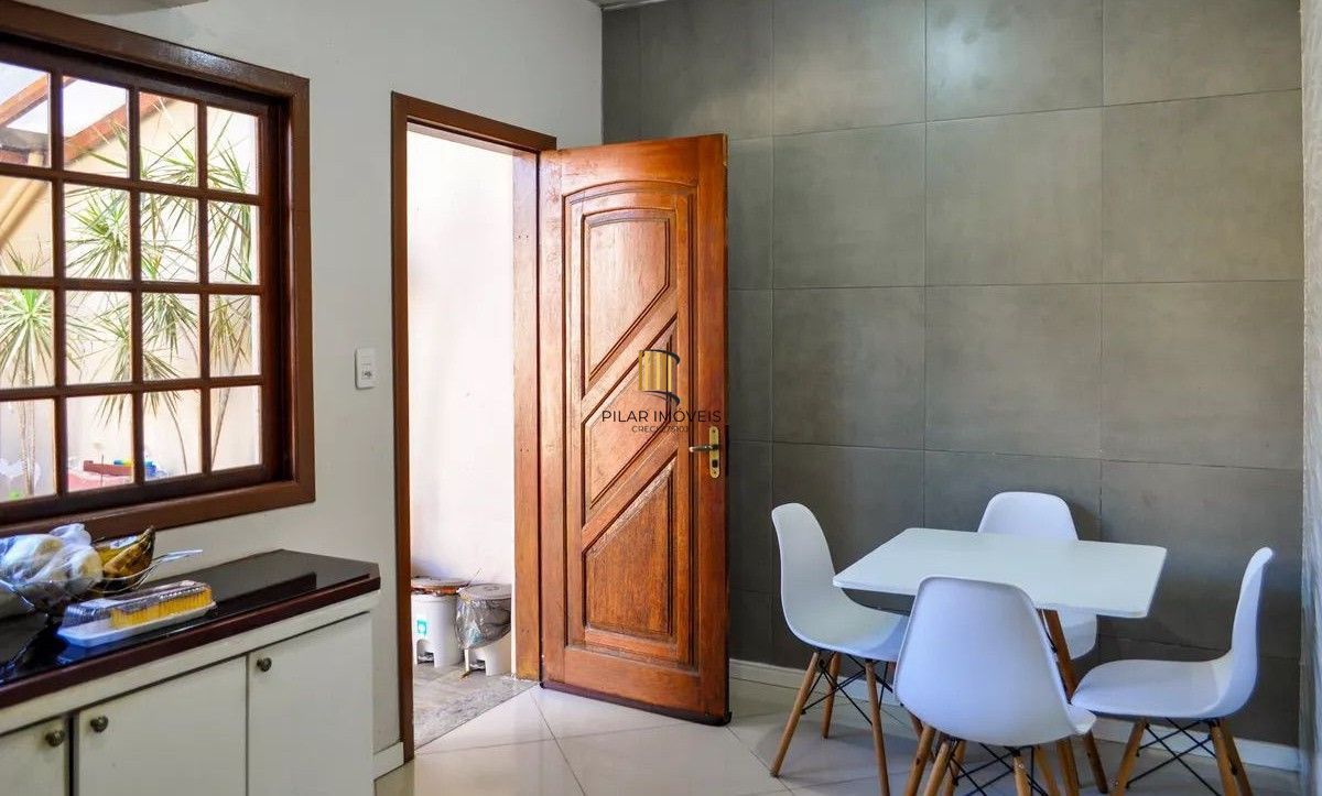 Lindo sobrado com 3 dormitórios á venda no bairro Hípica.