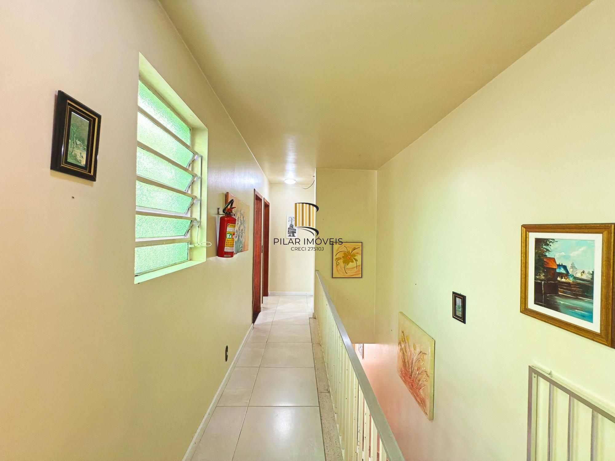 Ótima residência com 4 dormitórios, lareira e piscina no coração do bairro Tristeza.