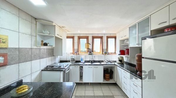 Casa em Porto Alegre, no bairro Ipanema, com 3 dormitório(s), à venda.