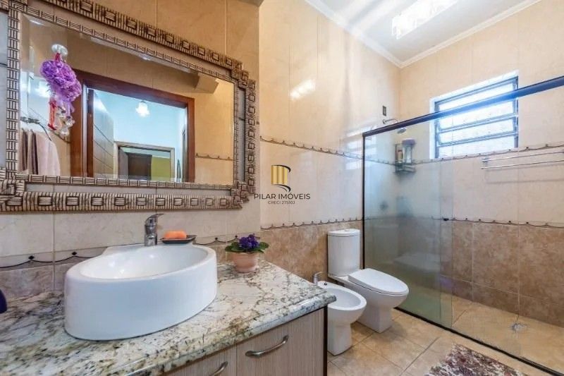 Belíssima casa de esquina, em estilo colonial com 277m2 de área privativa, terreno com 1014m2, 4 dormitórios e 3 suítes.