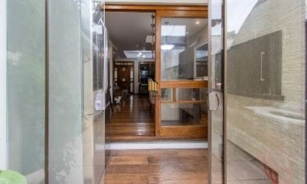 Casa em Porto Alegre, no bairro Ipanema, com 3 dormitório(s), e 3 banheiros, à v