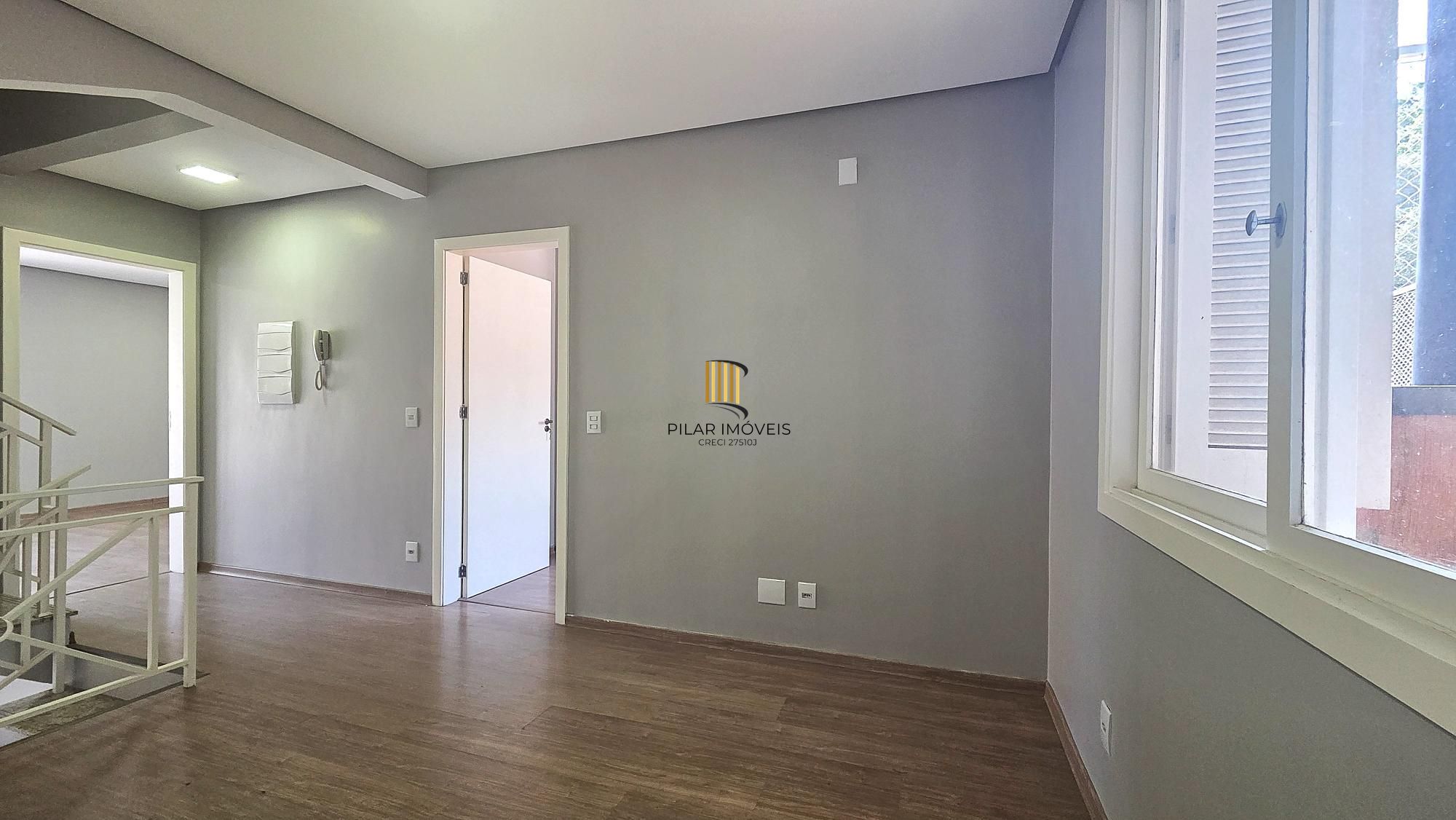 Excelente casa em condomínio fechado, com 252 m² de área privativa, com 4 dormitórios, 1 suíte e 2 vagas de garagem.