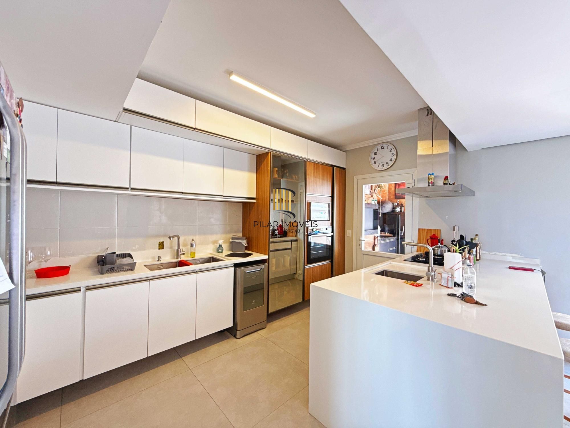 Linda residência com  3 dormitórios, sendo 1 suíte, com Linda Vista do Bairro.