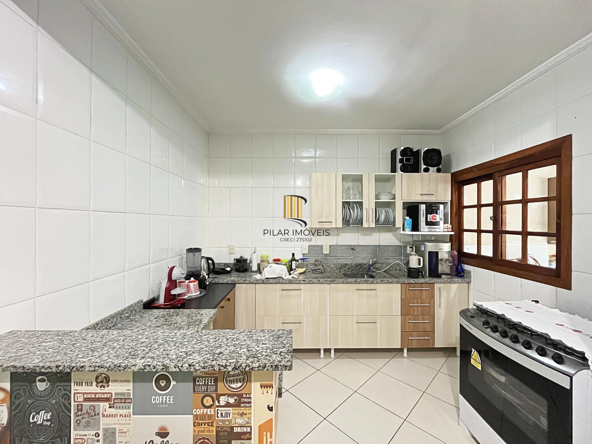 Residência com 4 dormitórios sendo 1 suites no Bairro Guarujá.