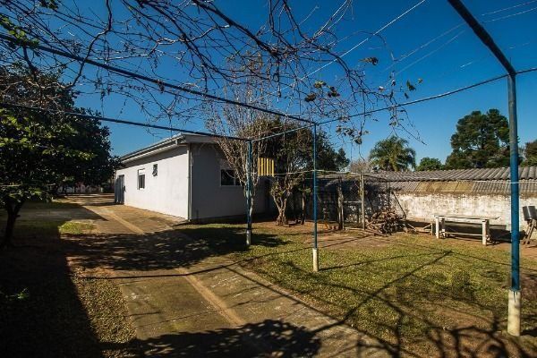 Casa em Porto Alegre, no bairro Vila Nova, com 6 dormitório(s), e 6 banheiros, à