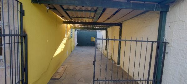 Casa em Porto Alegre, no bairro Vila Nova, com 2 dormitório(s), e 2 banheiros, à
