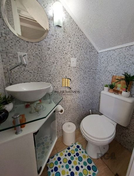 Casa em Porto Alegre, no bairro Hípica, com 3 dormitório(s), e 3 banheiros, à ve