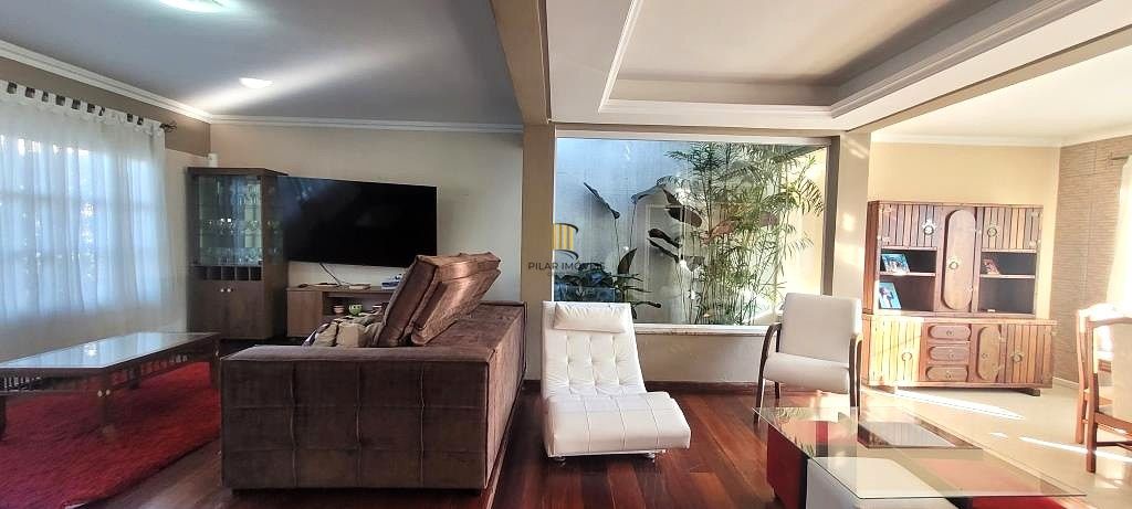 Excelente Casa de Esquina no Residencial Bahamas – Ipanema, com 351m² privativos, 4 dormitórios e duas vagas de garagem.