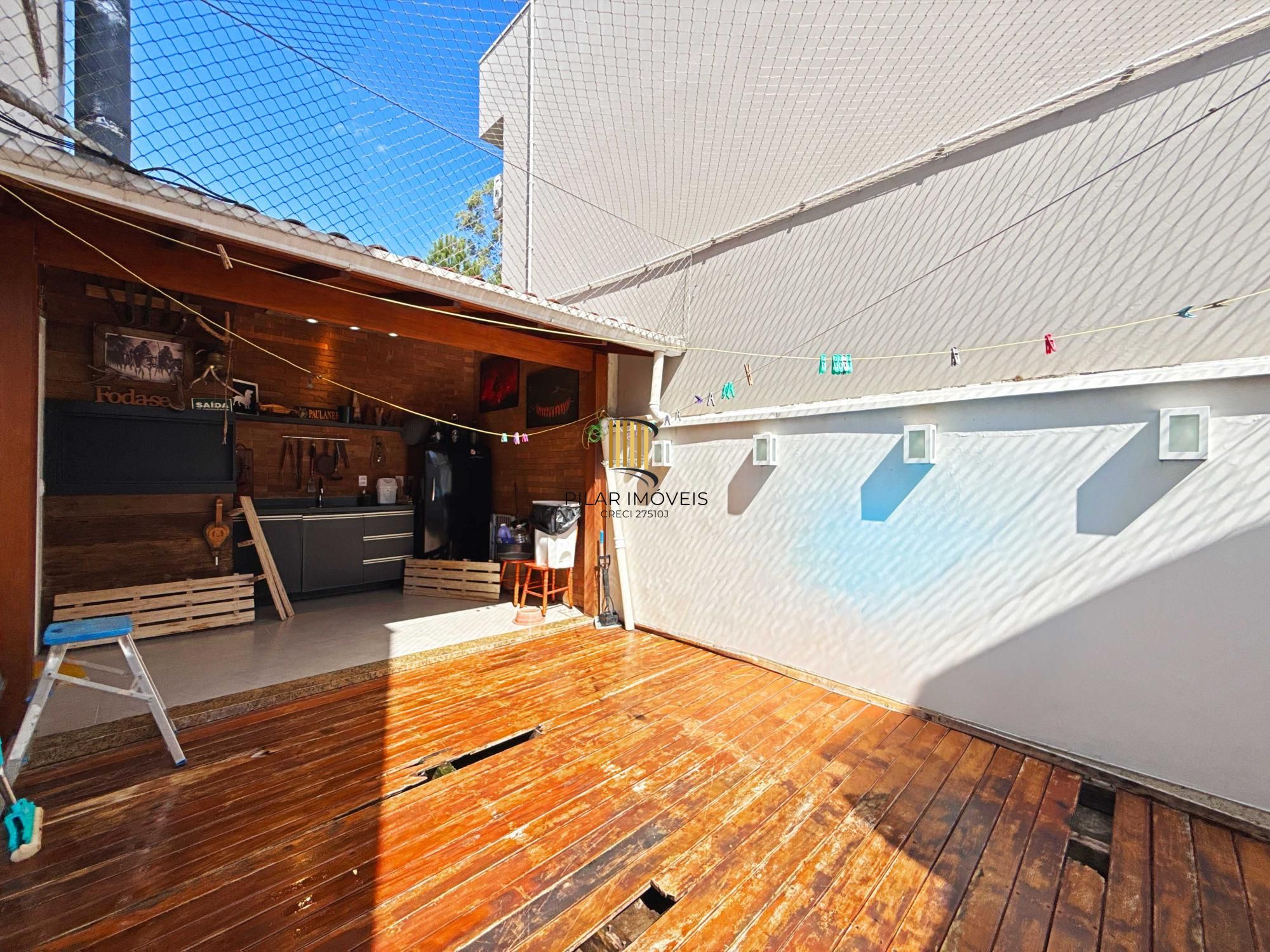 Linda residência com  3 dormitórios, sendo 1 suíte, com Linda Vista do Bairro.