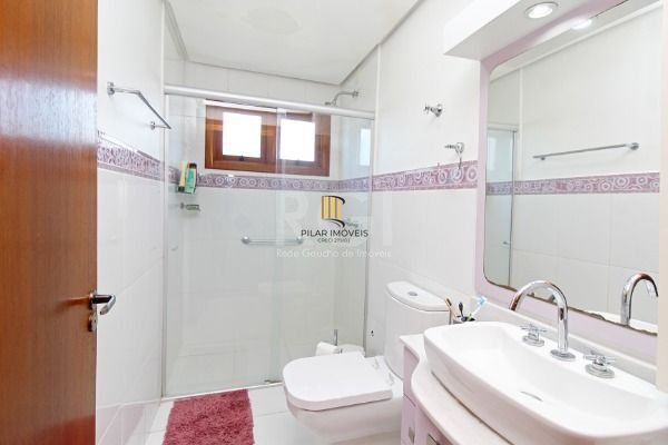 Casa Condominio em Porto Alegre, no bairro Glória, com 3 dormitório(s), e 3 banh