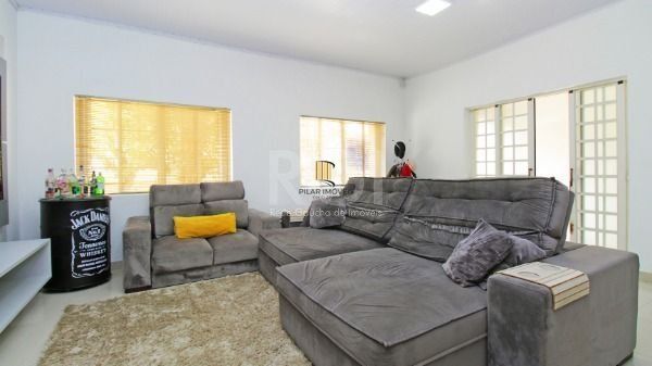 Casa bairro Medianeira, com 3 dormitórios, 2 banheiros, com piscina para venda.