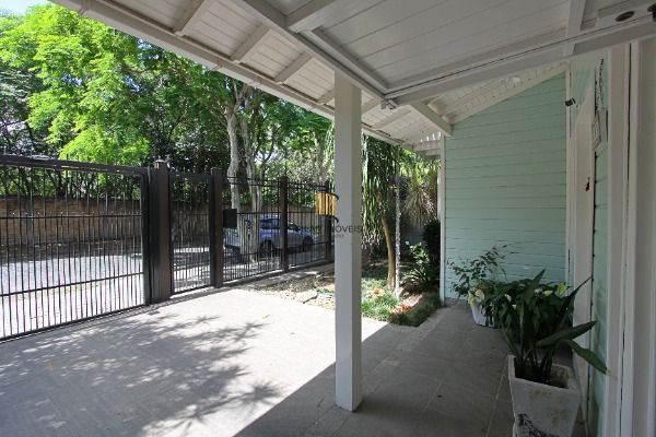 Sobrado para Venda - 208m², 3 dormitórios, sendo 1 suites, 4 vagas - Nonoai