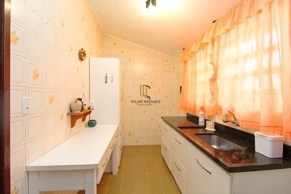 Casa em Porto Alegre, no bairro Guarujá, com 3 dormitório(s), à venda.