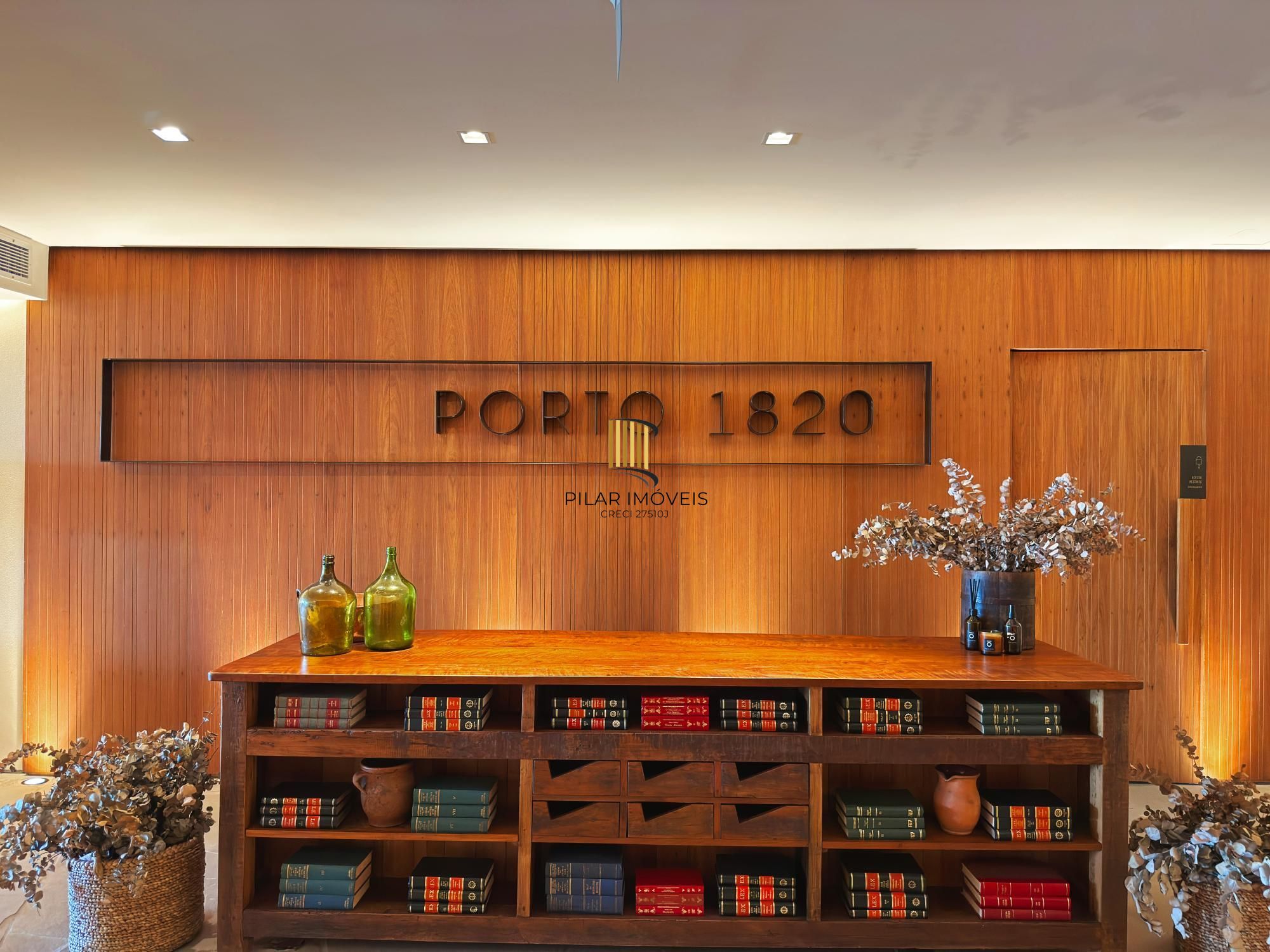 Belíssimo apartamento com 230,6m2, 3 suítes e 4 vagas de garagem. Projeto diferenciado e vista deslumbrante para o pôr do sol do Guaíba.