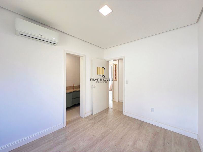 Casa térrea em condomínio fechado com 3 suítes.