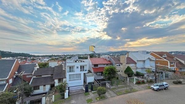 Casa em Porto Alegre, no bairro Ipanema, com 3 dormitório(s), e 3 banheiros, à v