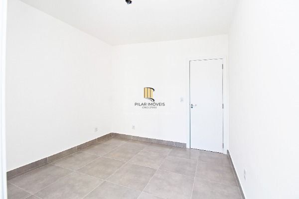 Casa em Porto Alegre, no bairro Hípica, com 2 dormitório(s), e 2 banheiros, à ve