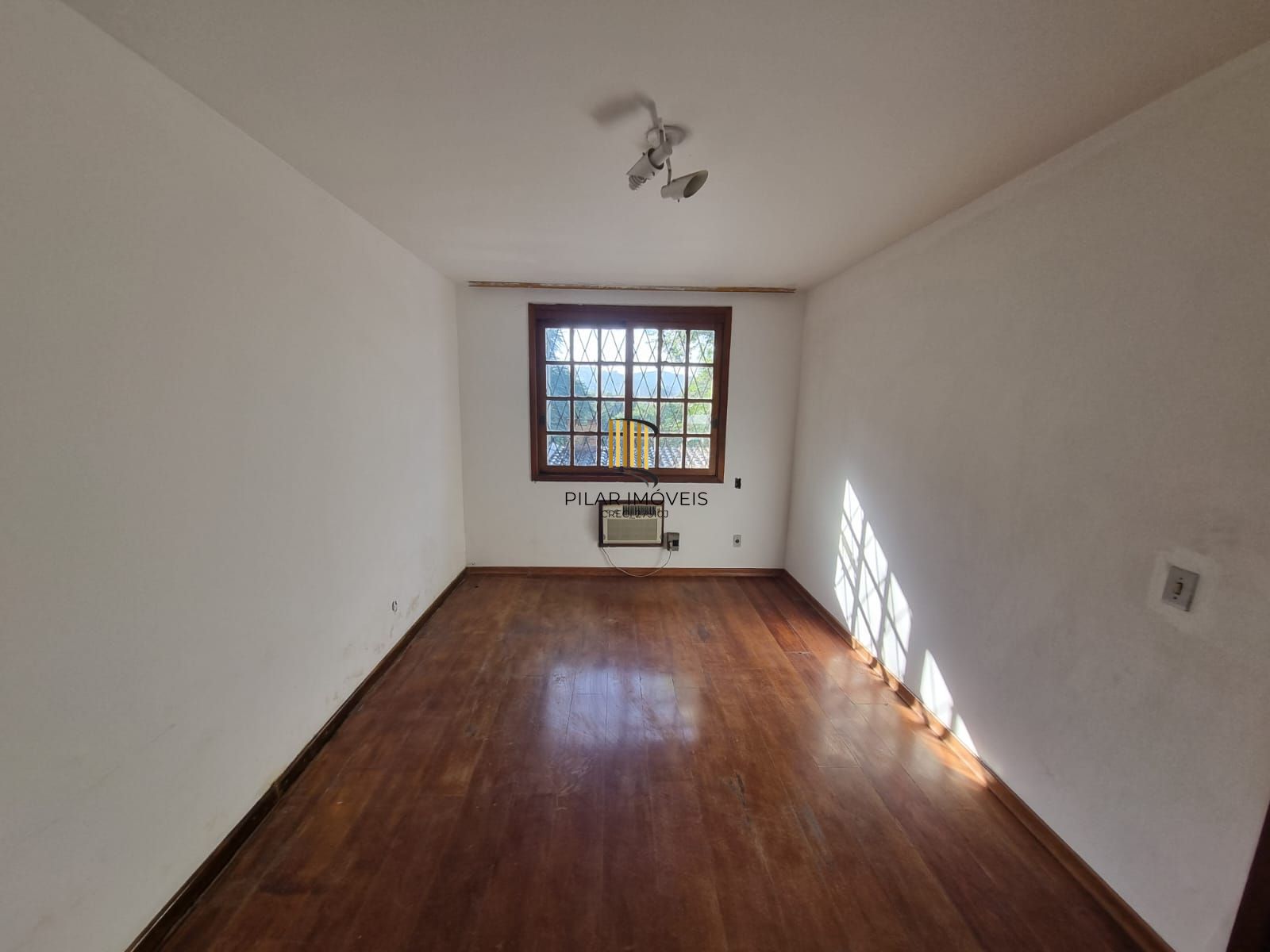 Residência no bairro Camaquã, com 3 dormitório(s), e 3 banheiros,