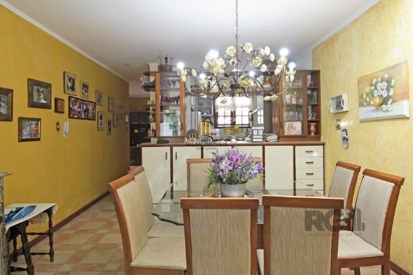 Casa em Porto Alegre, no bairro Floresta, com 3 dormitório(s), e 3 banheiros, à