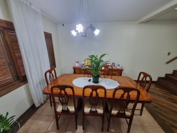 Sobrado em Porto Alegre, no bairro Ponta Grossa, com 4 dormitório(s), e 4 banhei