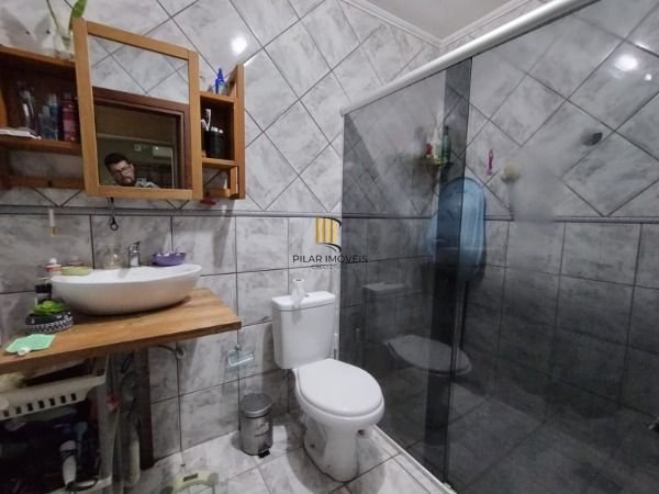 Casa em Porto Alegre, no bairro Vila Nova, com 4 dormitório(s), e 4 banheiros, à