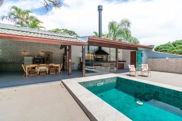 Residência com 4 dormitórios á venda no Bairro Jardim Izabel.