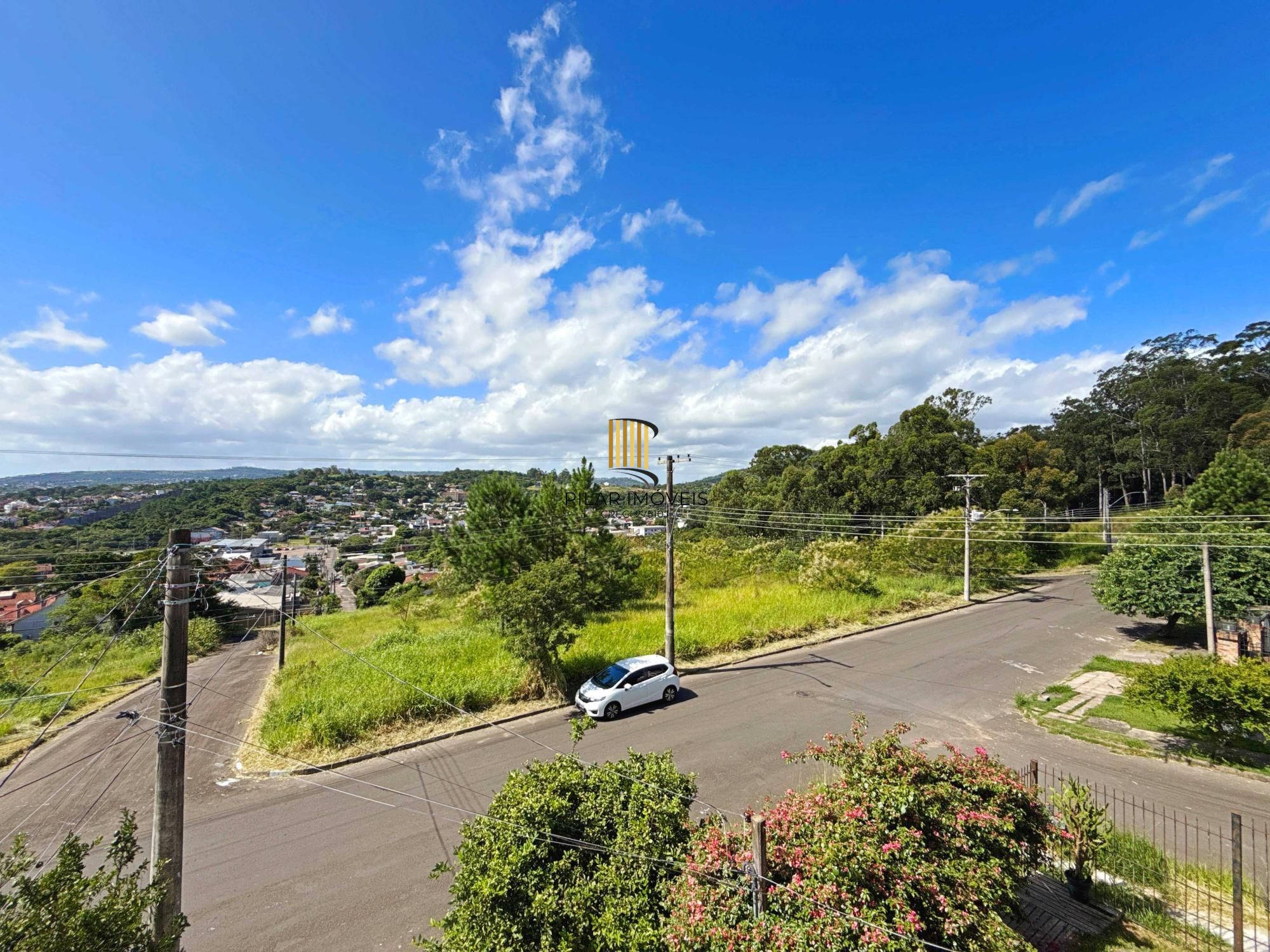 Linda residência com  3 dormitórios, sendo 1 suíte, com Linda Vista do Bairro.