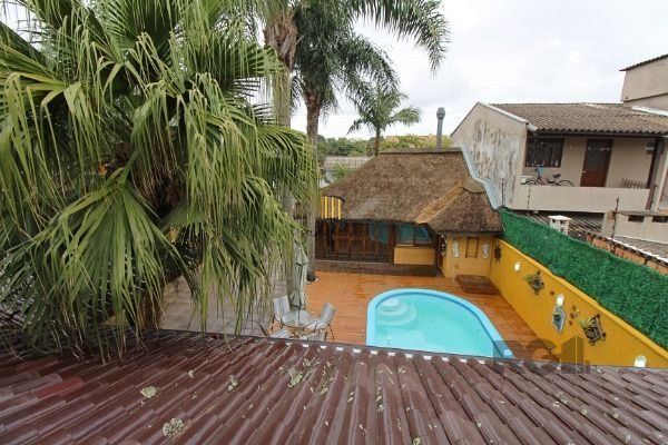 Casa em Porto Alegre, no bairro Guarujá, com 3 dormitório(s), e 3 banheiros, à v