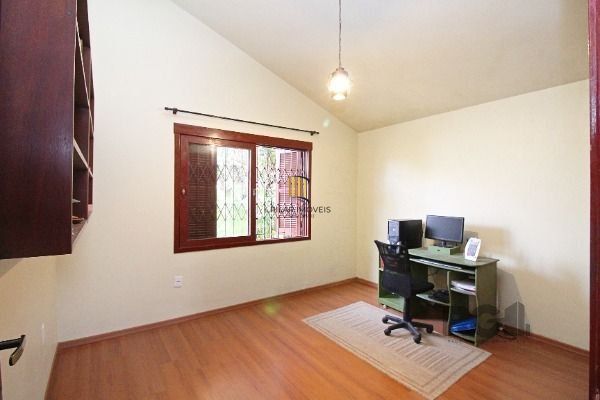 Casa em Porto Alegre, no bairro Guarujá, com 3 dormitório(s), à venda.