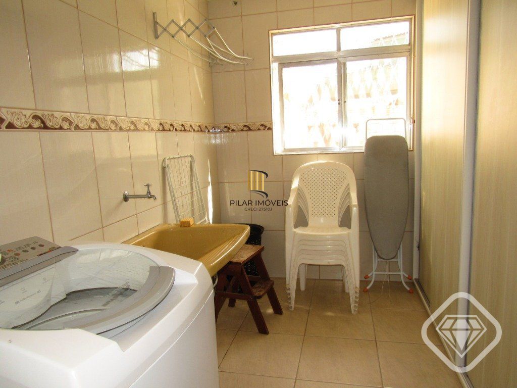 Ótima residência com 4 dormitórios, lareira e piscina no coração do bairro Tristeza.