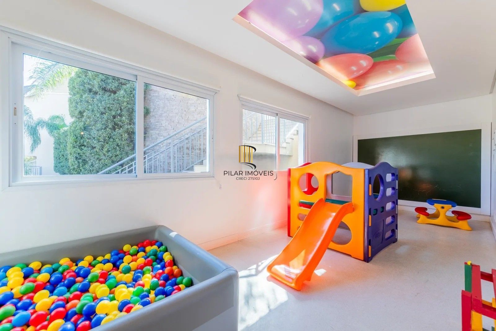 Belíssima casa em condomínio com 218,3m² com 4 dorm., 2 suítes e 2 vagas. Situada no charmoso Residencial Terra Mater.