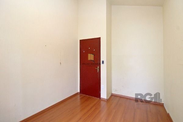 Casa em Porto Alegre, no bairro Guarujá, com 3 dormitório(s), à venda.