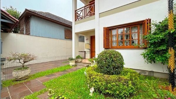 Casa em Porto Alegre, no bairro Tristeza, com 3 dormitório(s), e 3 banheiros, à 