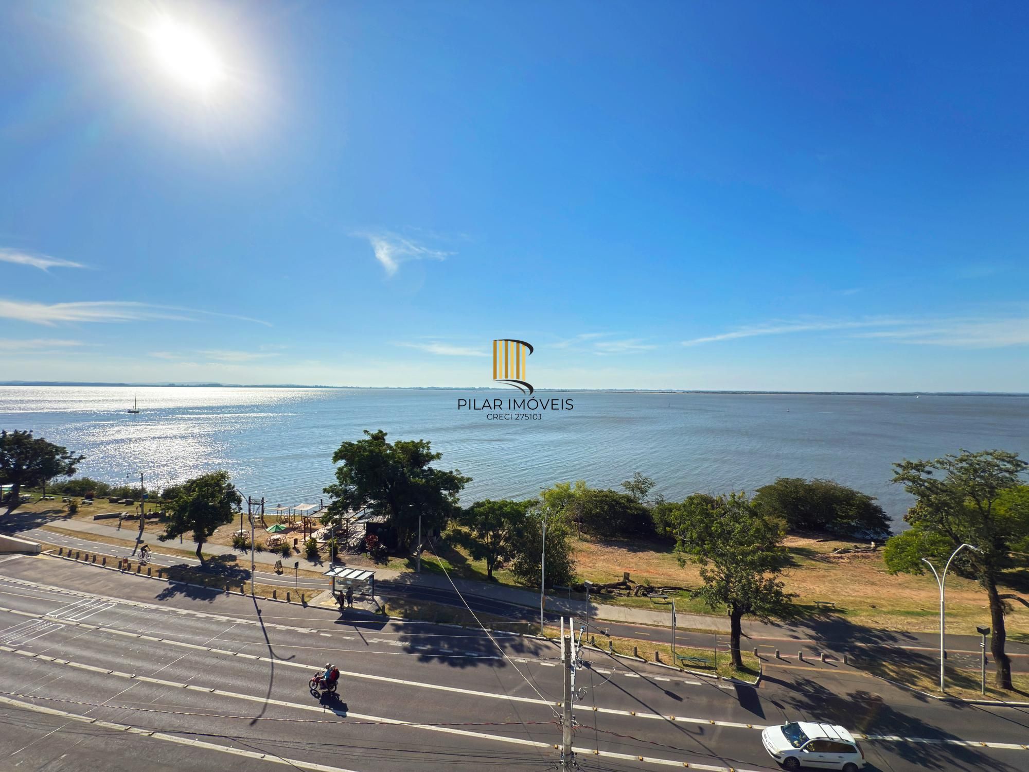 Belíssimo apartamento com 230,6m2, 3 suítes e 4 vagas de garagem. Projeto diferenciado e vista deslumbrante para o pôr do sol do Guaíba.