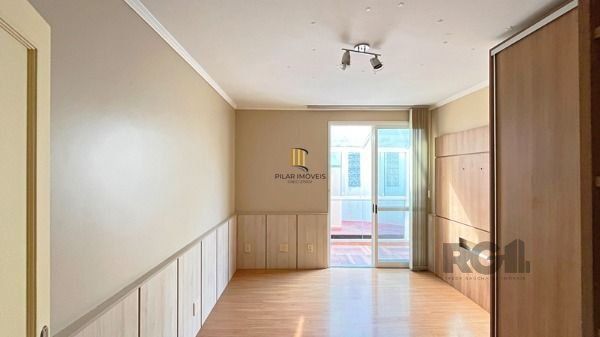 Casa em Porto Alegre, no bairro Nonoai, com 4 dormitório(s), à venda.