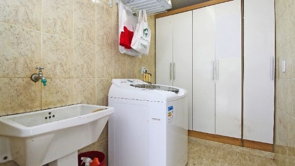 Casa Condominio em Porto Alegre, no bairro Cascata, com 3 dormitório(s), e 3 ban