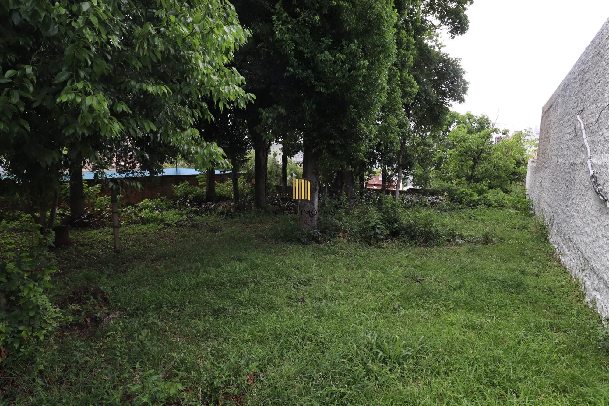 Excelente terreno localizado. O lote com medidas de 10,50 metros de testada por