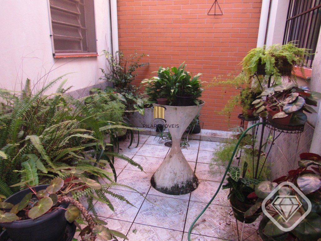 Ótima residência com 4 dormitórios, lareira e piscina no coração do bairro Tristeza.