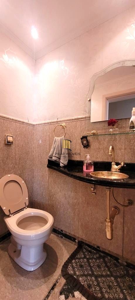 Excelente Casa de Esquina no Residencial Bahamas – Ipanema, com 351m² privativos, 4 dormitórios e duas vagas de garagem.