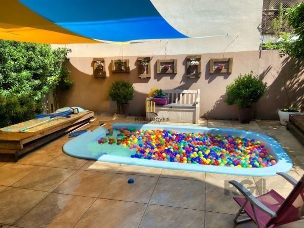 Casa em Porto Alegre, no bairro Tristeza, com 3 dormitório(s), e 3 banheiros, à 