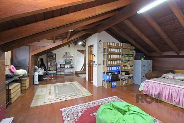 Casa em Porto Alegre, no bairro Guarujá, com 3 dormitório(s), e 3 banheiros, à v