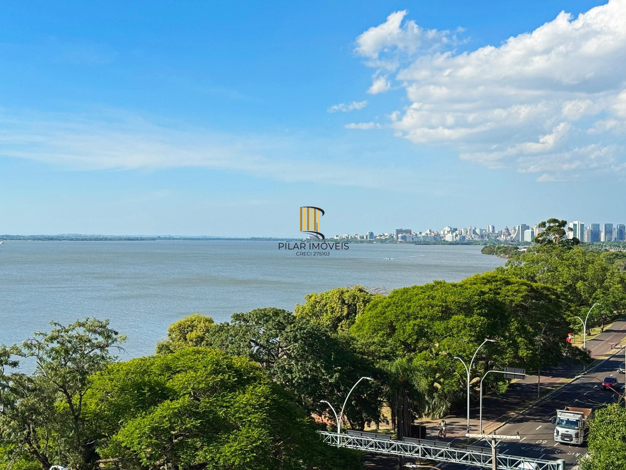 Belíssimo apartamento com 230,6m2, 3 suítes e 4 vagas de garagem. Projeto diferenciado e vista deslumbrante para o pôr do sol do Guaíba.