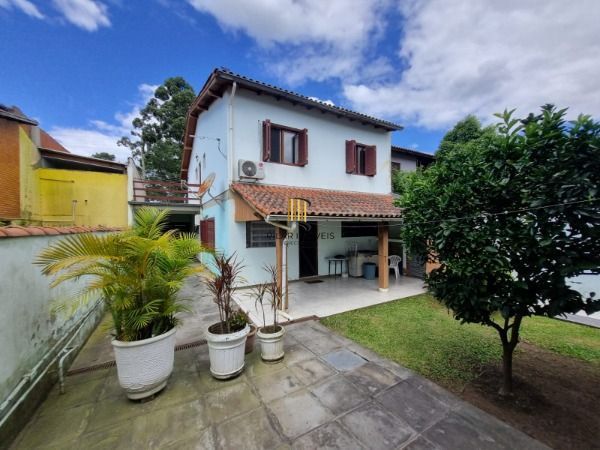 Sobrado em Porto Alegre, no bairro Ponta Grossa, com 4 dormitório(s), e 4 banhei